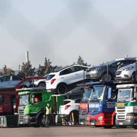 Camiones cargados de vehículos en la factoría de Opel en Figueruelas, Zaragoza. EFE