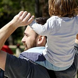 En España, la madre tiene 16 semanas (cuatro meses) de baja remunerada al 100%. El permiso de paternidad es de cuatro semanas.