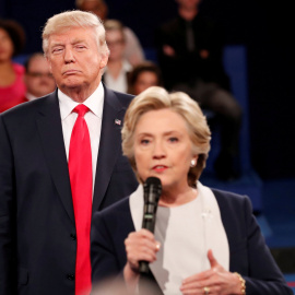 Donald Trump y Hillary Clinton, en uno de sus debates durante la campaña de las presidenciales de EEUU. REUTERS/Rick Wilking