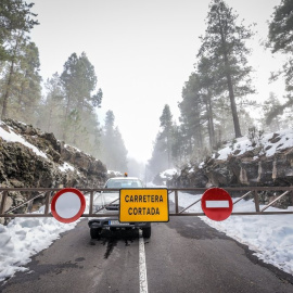 La carretera de acceso al Teide cortada por presencia de hielo en la calzada. . / Europa Press