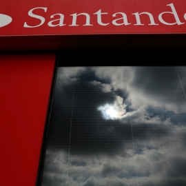 Las nubes se reflejan en la ventana de una sucursal del Banco Santander en Sevilla. REUTERS/Marcelo del Pozo