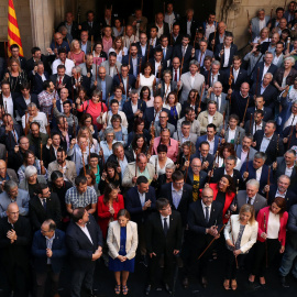 Puigdemont y Colau reciben a los más de 700 alcaldes citados por la fiscalía por apoyar el referéndum de 1 de octubre./REUTERS