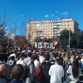 Numerosas personas apoyan, pidiendo "Justicia" y diciendo que "no es terrorismo" lo que ocurrió en Altsasu. / POD. PAMPLONA