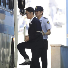 El heredero del grupo Samsung, Lee Jae-yong, abandona el Tribunal del Distrito Central de Seúl conducido por un policía tras ser condenado. | CHUNG SUNG-JUN (EFE)