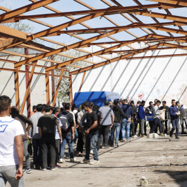 Migrantes reciben comida ONG No Name Kitchen en Sid, Serbia. MARÍA IGLESIAS