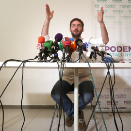 El secretario general de Podem, Albano-Dante Fachin, durante la rueda de prensa que ha ofrecido en Barcelona. EFE/Javier Etxezarreta