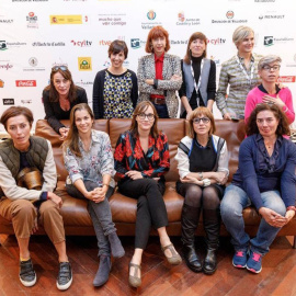 De izquierda a derecha, sentadas Pilar Revuelta (directora de arte), María Zamora (productora), Jara Yáñez (periodista), Julia Juaniz (montadora), Chus Gutiérrez (directora). De pie: Rosa Estevez (directora de casting), Coral Cruz (guionista), Patrici