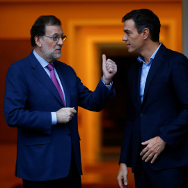 El presidente del Gobierno, Mariano Rajoy, y el líder del PSOE, Pedro Sánchez, en su reunión del pasado julio en el Palacio de la Moncloa. REUTERS