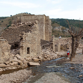 La falta de lluvia de los últimos meses ha provocado que el embalse riojano de Mansilla se encuentre más bajo que nunca, permitiendo pasear por el antiguo pueblo sumergido desde 1960. EFE/Raquel Manzanares