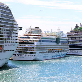 Tres creuers atracats al Port de Barcelona.