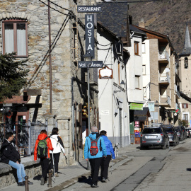 Imatge d'arxiu de turistes visitant Esterri d'Àneu, al Pirineu.