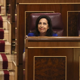 La portavoz parlamentaria socialista, Margarita Robles (i), junto a la diputada y vicesecretaria general del PSOE, Adriana Lastra (d), durante el pleno extraordinario del Congreso en el que ha comparecido el presidente del Gobierno, Mariano Rajoy, para da