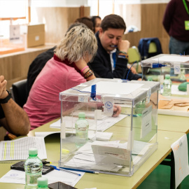 Mesa electoral en el colegio Alcalde Galindo, en Chichilla, Albacete a 28 de mayo de 2023.