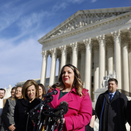 Lorie Smith se dirige a los periodistas fuera del edificio de la Corte Suprema de EE UU, a 5 de diciembre de 2022 en Washington, DC.