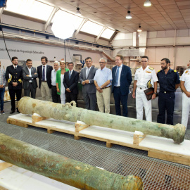 Autoridades civiles y militares ante dos culebrinas (cañones) de finales del siglo XVI, de estilo renacentista, hallados en la tercera expedición del Gobierno español al pecio de "Nuestra Señora de las Mercedes", hundido a principios del siglo XVIII. 