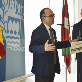 El portavoz del Govern catalán y consejero de la Presidencia, Jordi Turull, con su homólogo vasco, Josu Erkoreka, durante su comparecencia ante los medios tras la reunión que han mantenido en Bilbao. EFE/MIGUEL TOÑA