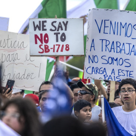 Un grupo de personas se manifiesta contra la ley SB1718 en Homestead, Florida, a 1 de julio de 2023