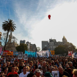 Miles de personas se concentraron este viernes para reclamar la aparición con vida del joven Santiago Maldonado, en la Plaza de mayo de Buenos Aires (Argentina). EFE/David Fernández