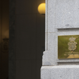 Placa en una columna del Consejo General del Poder Judicial, en el CGPJ, a 8 de septiembre de 2022, en Madrid.