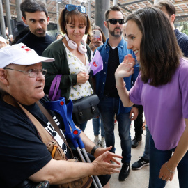 La ministra de Derechos Sociales y Agenda 2030, Ione Belarra, saluda a un hombre afectado por talidomida, José Riquelme, a 25 de mayo de 2023.