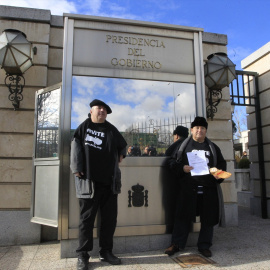 Varios afectados por la talidomida se congregan frente al Palacio de la Moncloa, en Madrid, a 6 de febrero de 2015.