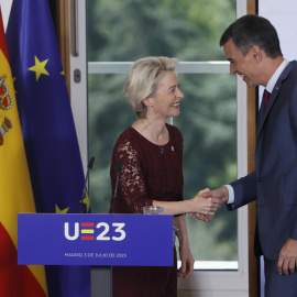 El presidente del gobierno, Pedro Sánchez, y la presidenta de la Comisión Europea, Ursula Von der Leyen, ofrecen una rueda de prensa enl Museo de las Colecciones Reales