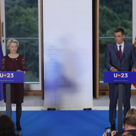 El presidente del gobierno, Pedro Sánchez, y la presidenta de la Comisión Europea, Ursula Von der Leyen, ofrecen una rueda de prensa en el Museo de las Colecciones Reales.