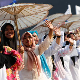 Mujeres bailan durante el 60 aniversario del Hari Merdeka (el Día de la Independencia) en Kuala Lumpur, Malasia, en el pasado 31 de agosto. REUTERS/ Lai Seng Sin