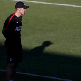 El entrenador argentino del Atlético de Madrid Diego Simeone durante un entrenamiento. | JUANJO MARTÍN (EFE)