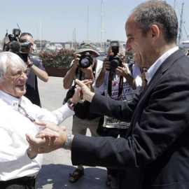 Francisco Camps saluda al magnate de la Fórmula 1 Bernie Ecclestone / EUROPA PRESS