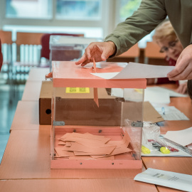 Una persona vota en un colegio electoral, en una imagen de archivo del 28 de mayo de 2023, en Sevilla.