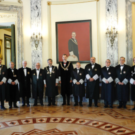 El rey Felipe VI acompañado por el presidente del Tribunal Supremo y del Consejo General del Poder Judicial, Carlos Lesmes, y los magistrados posan tras finalizar la solemne sesión de apertura del año judicial. EFE/Ángel Díaz