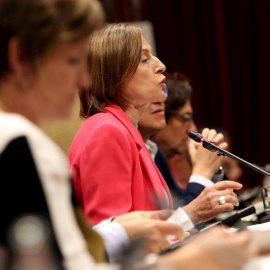 La presidenta del Parlament, Carme Forcadell, responde a un diputado durante el Pleno. | TONI ALBIR (EFE)