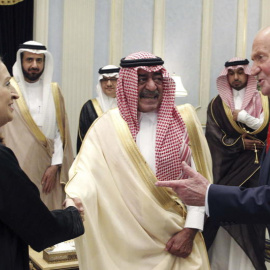 El príncipe Muqrin bin Abdulaziz Al Saud recibe al rey emérito Juan Carlos I y a la actual presidenta del Congreso, Ana Pastor, en mayo del 2014. EFE