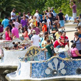 Turistes al Parc Güell de Barcelona, en una imatge d'arxiu | Europa Press.