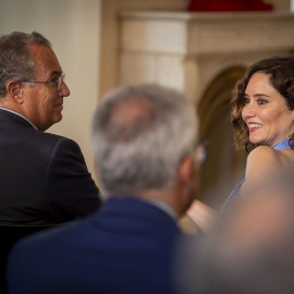 El consejero de Educación de la Comunidad de Madrid, Enrique Ossorio y la presidenta, Isabel Díaz Ayuso, en el acto de entrega de la Medalla de Oro al chef José Andrés.- Juan Barbosa / Europa Press