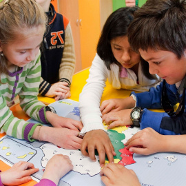 Alumnos con un mapa en Braille. E.P.