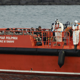 Varias personas migrantes rescatadas por Salvamento Marítimo son trasladados al puerto de Arrecife, en Lanzarote.