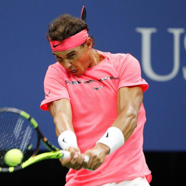 El tenista español Rafael Nadal en acción ante el ruso Andrey Rublev durante un partido por los cuartos de final del Abierto de Tenis de Estados Unidos. EFE/Justin Lane