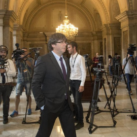 El presidente de la Generalitat de Cataluña, Carles Puigdemont, camina hoy por el Parlament de Cataluña donde prosigue el pleno después de la aprobación de la ley catalana del referéndum / EFE - Marta Pérez