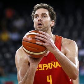 El ala-pívot español Pau Gasol realiza un lanzamiento ante Hungría durante un encuentro correspondiente al grupo C del Eurobasket 2017 en Cluj Napoca, Rumanía, hoy, 7 de septiembre de 2017. EFE/Robert Ghement