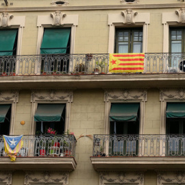 Esteladas colgando de balcones de Barcelona. REUTERS/Albert Gea