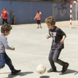 Los patios escolares de Barcelona, al servicio de los 'peques' este verano