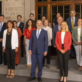 El nuevo alcalde de Barcelona, Jaume Collboni, en el centro, con su equipo del Gobierno municipal de Barcelona.