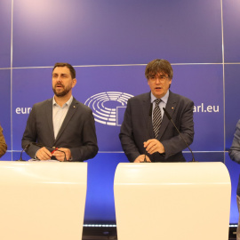 L'expresident Carles Puigdemont i els exconsellers Toni Comín i Clara Ponsatí, amb l'advocat Gonzalo Boye, en la roda de premsa.