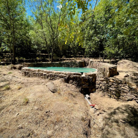 Vista de una balsa de agua con conexión para las mangueras de los bomberos forestales Villanueva de La Vera, Cáceres.