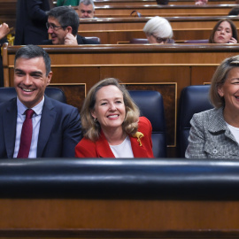 Pedro Sánchez, Nadia Calviño y Yolanda Díaz, durante una sesión plenaria en el Congreso de los Diputados, a 10 de mayo de 2023, en Madrid (España).