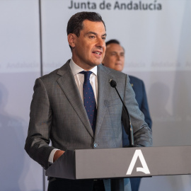 El presidente de la Junta de Andalucía, Juanma Moreno Bonilla interviene en el acto a 4 de julio de 2023 en Sevilla.