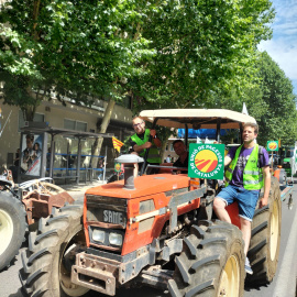 Un grup de pagesos amb un tractor manifestant-se a Madrid