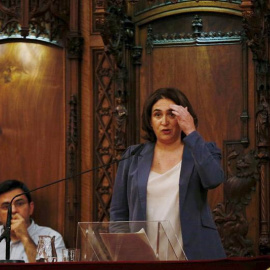 La alcaldesa de Barcelona, Ada Colau, y el primer teniente de alcalde, Gerardo Pisarello, durante un acto en el Ayuntamiento de Barcelona. | EFE